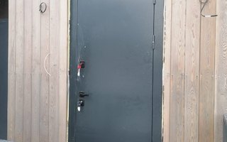 входная дверь для дачи ДДЧ-55 со стеклом в верхней вставке
