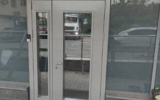 двустворчатая стальная дверь с верхней вставкой, со стеклами