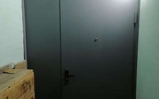 стальная дверь в подъезд с боковой и верхней вставкой, отделка внутри винилискожа